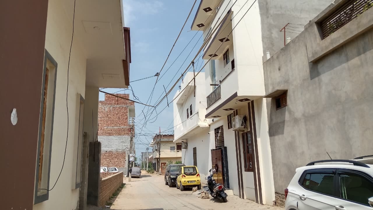 शहर के भट्टू रोड के पास छत के नजदीक से गुजर रही बिजली की तारे। संवाद