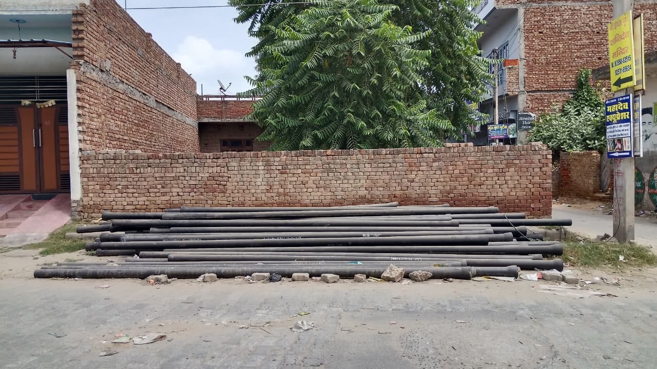 शहर के शक्ति नगर मोहल्ला में डाली जा रही पेयजल की पाइपलाइन। संवाद