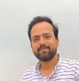 शहर के दिबियापुर रोड पर हुए जलभराव को लेकर पंप से निकाला जाता पानी। संवाद