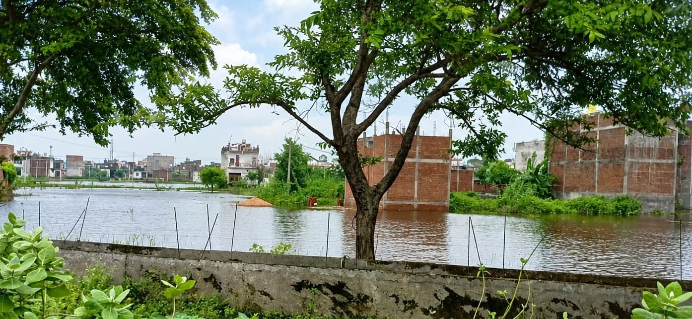 शहर के दिबियापुर रोड पर हुए जलभराव को लेकर पंप से निकाला जाता पानी। संवाद