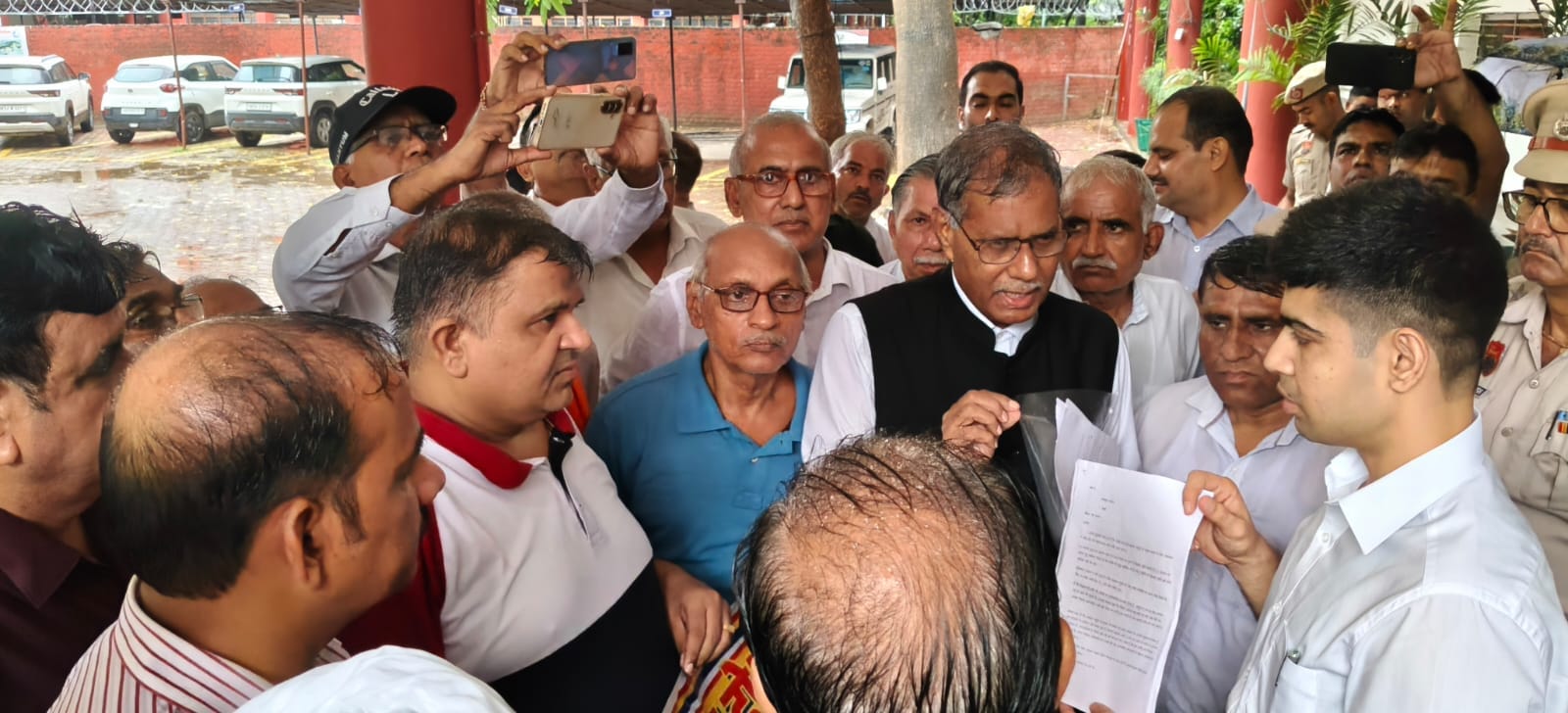 शहर में प्रदर्शन करते विभिन्न सामाजिक और व्यापारिक संगठनों के लोग। संवाद शहर में प्रदर्शन करते विभिन्न सामाजिक और व्यापारिक संगठनों के लोग। संवाद