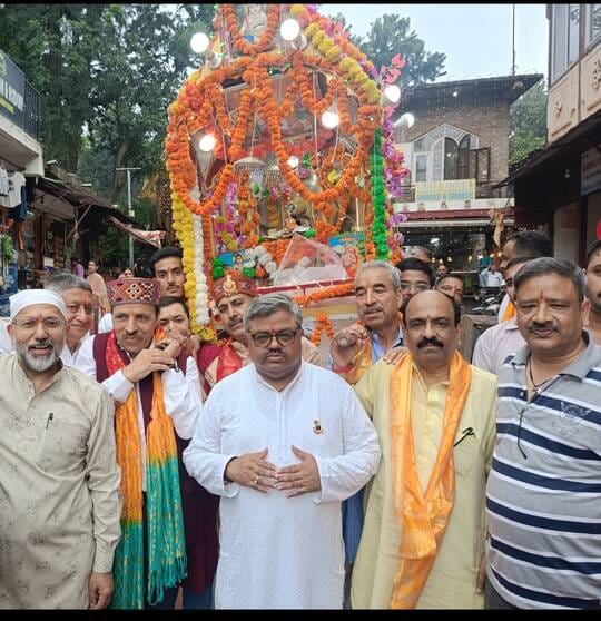 श्रीकृष्ण जन्माष्टमी पर्व पर श्रीकृष्ण की भव्य शोभायात्रा के दौरान कान्हा जी का गुणगान करते श्र श्रीकृष्ण जन्माष्टमी पर्व पर श्रीकृष्ण की भव्य शोभायात्रा के दौरान कान्हा जी का गुणगान करते श्र