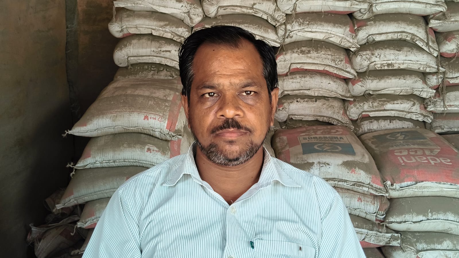 दिबियापुर फफूंद मार्ग पर दुकान पर बिक्री के लिए रखी मौरंग व गिट्टी। संवाद दिबियापुर फफूंद मार्ग पर दुकान पर बिक्री के लिए रखी मौरंग व गिट्टी। संवाद