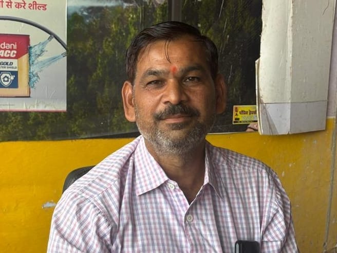 दिबियापुर फफूंद मार्ग पर दुकान पर बिक्री के लिए रखी मौरंग व गिट्टी। संवाद दिबियापुर फफूंद मार्ग पर दुकान पर बिक्री के लिए रखी मौरंग व गिट्टी। संवाद