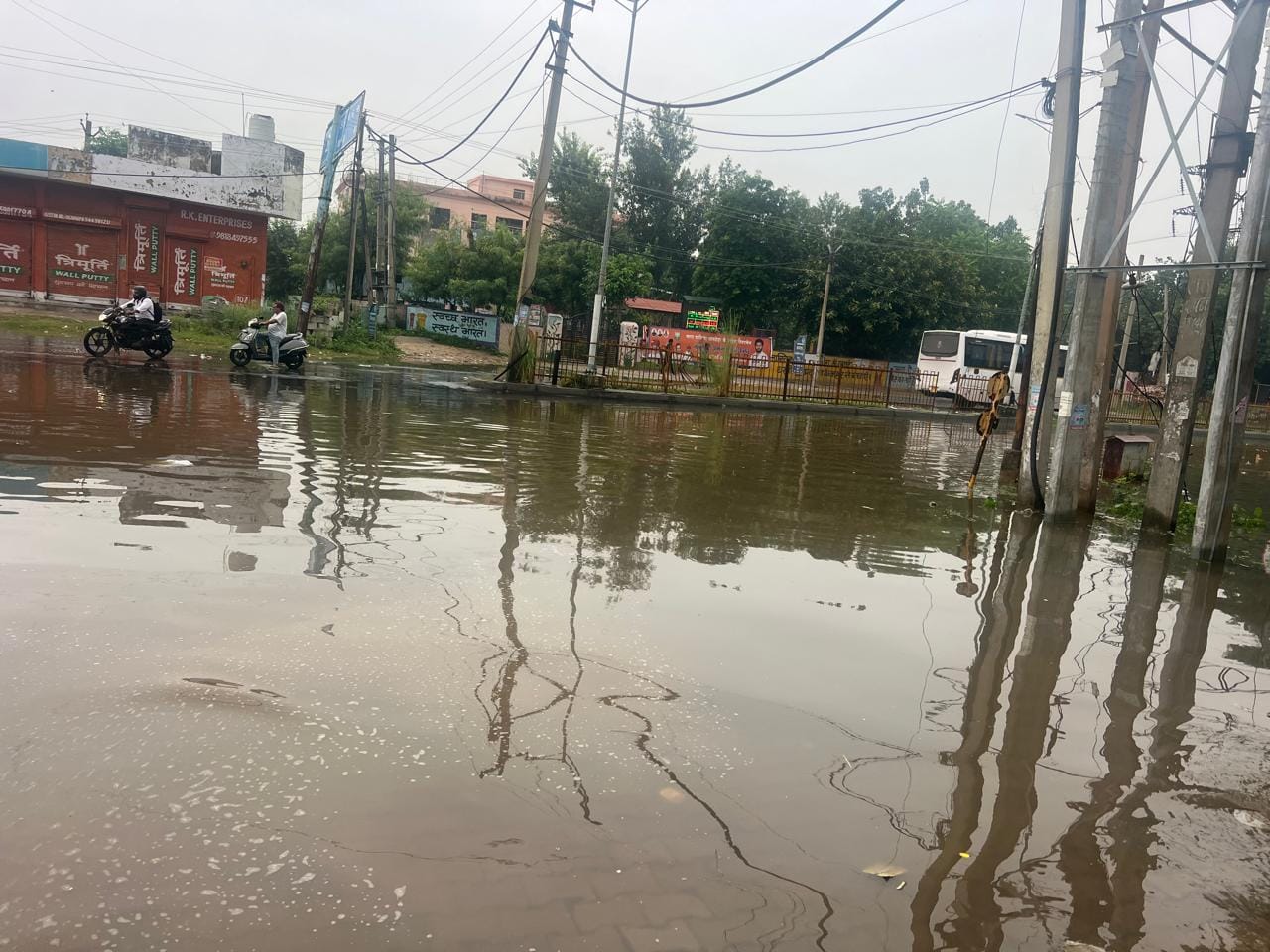धारूहेड़ा में आया भिवाड़ी का प्रदूषित पानी। संवाद धारूहेड़ा में आया भिवाड़ी का प्रदूषित पानी। संवाद