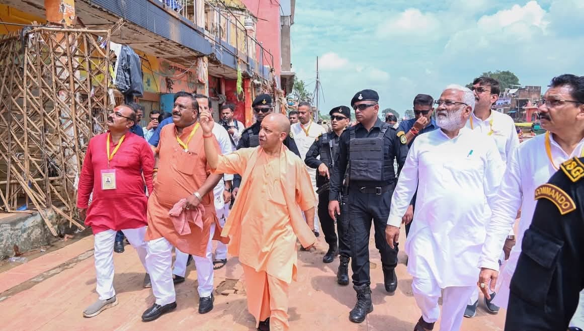 06 सीकेटीपी-12- बाढ़ पीड़ित को चेक प्रदान करते सीएम। संवाद 06 सीकेटीपी-12- बाढ़ पीड़ित को चेक प्रदान करते सीएम। संवाद