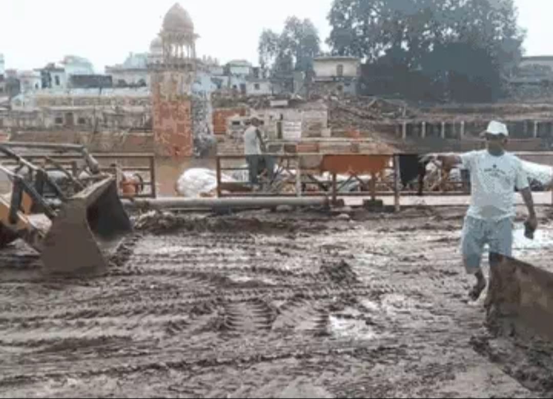 06 सीकेटीपी-12- बाढ़ पीड़ित को चेक प्रदान करते सीएम। संवाद 06 सीकेटीपी-12- बाढ़ पीड़ित को चेक प्रदान करते सीएम। संवाद