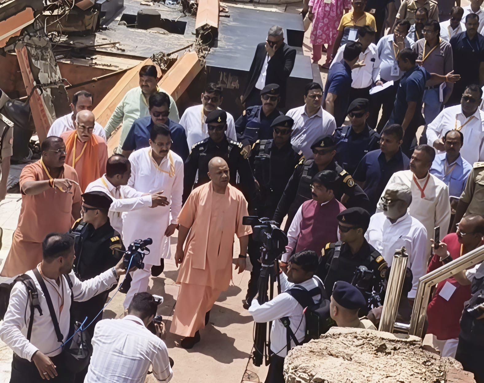 06 सीकेटीपी-12- बाढ़ पीड़ित को चेक प्रदान करते सीएम। संवाद 06 सीकेटीपी-12- बाढ़ पीड़ित को चेक प्रदान करते सीएम। संवाद