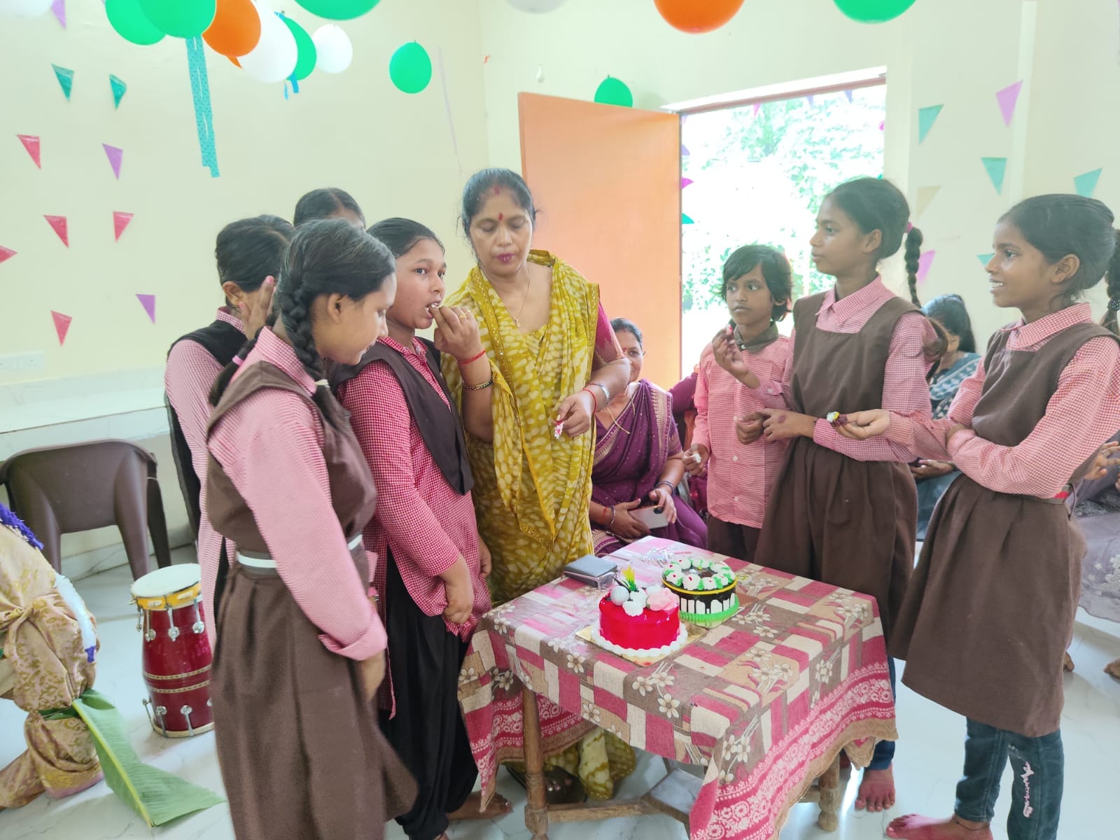 बीआरसी सादात पर मुख्यमंत्री योगी आदित्यनाथ की भाषण का प्रसारण सुनते शिक्षक। संवाद बीआरसी सादात पर मुख्यमंत्री योगी आदित्यनाथ की भाषण का प्रसारण सुनते शिक्षक। संवाद