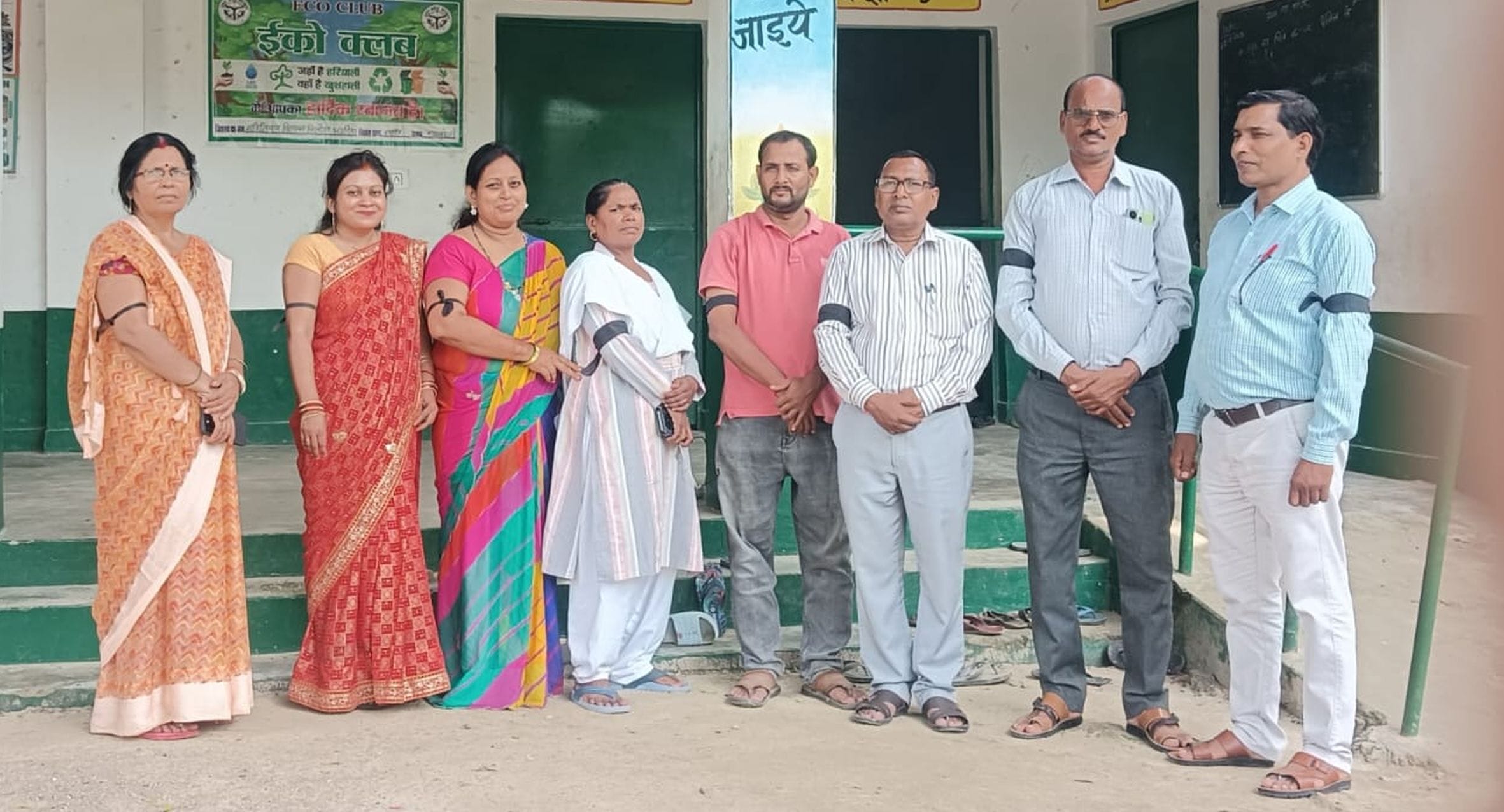 बछरावां क्षेत्र के प्राथमिक विद्यालय सुडौली में हाथ में काली पट्टी बांधकर विरोध जताते शिक्षक। बछरावां क्षेत्र के प्राथमिक विद्यालय सुडौली में हाथ में काली पट्टी बांधकर विरोध जताते शिक्षक।