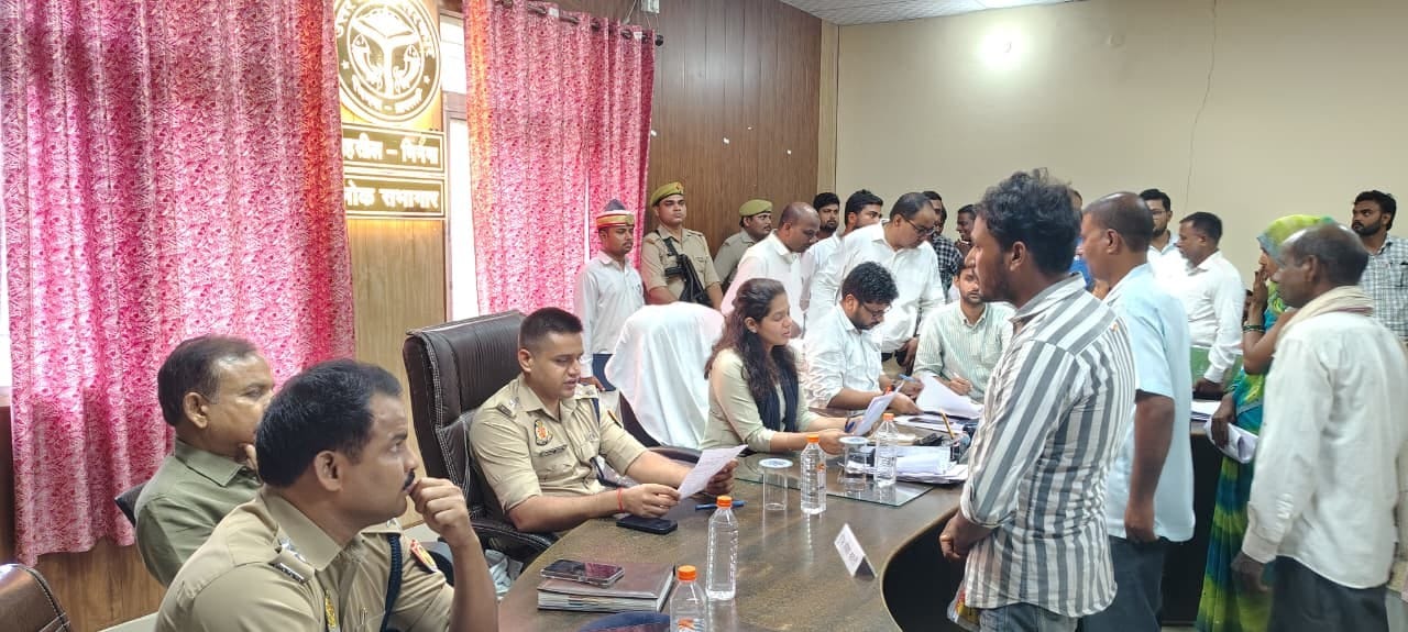 भिनगा तहसील में समाधान दिवस के दौरान फरियाद सुनते एसपी व डीएम। भिनगा तहसील में समाधान दिवस के दौरान फरियाद सुनते एसपी व डीएम।