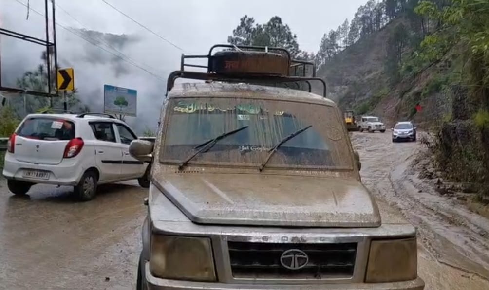 बदरीनाथ हाईवे पर पर्थाडीप में पहाड़ी से हो रहे भूस्खलन से वाहनों की आवाजाही हुई खतरनाक। संवाद बदरीनाथ हाईवे पर पर्थाडीप में पहाड़ी से हो रहे भूस्खलन से वाहनों की आवाजाही हुई खतरनाक। संवाद