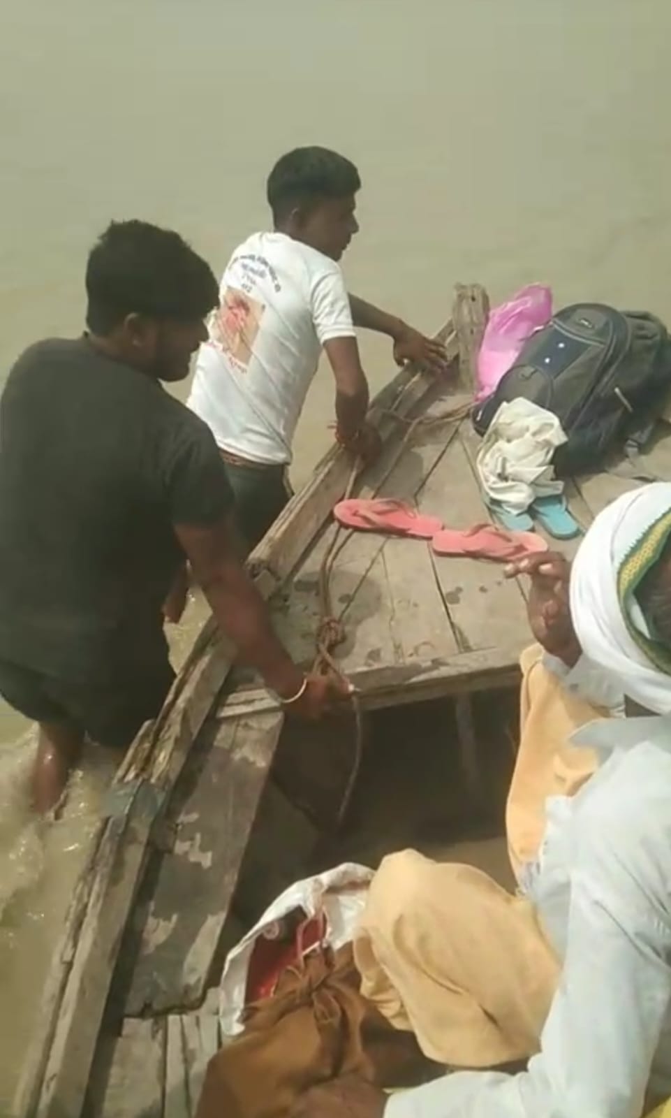 बाढ़ से घिरे सकतपुर गांव के ग्रामीण गंतव्य जाने के लिए नाव का ले रहे सहारा। संवाद बाढ़ से घिरे सकतपुर गांव के ग्रामीण गंतव्य जाने के लिए नाव का ले रहे सहारा। संवाद