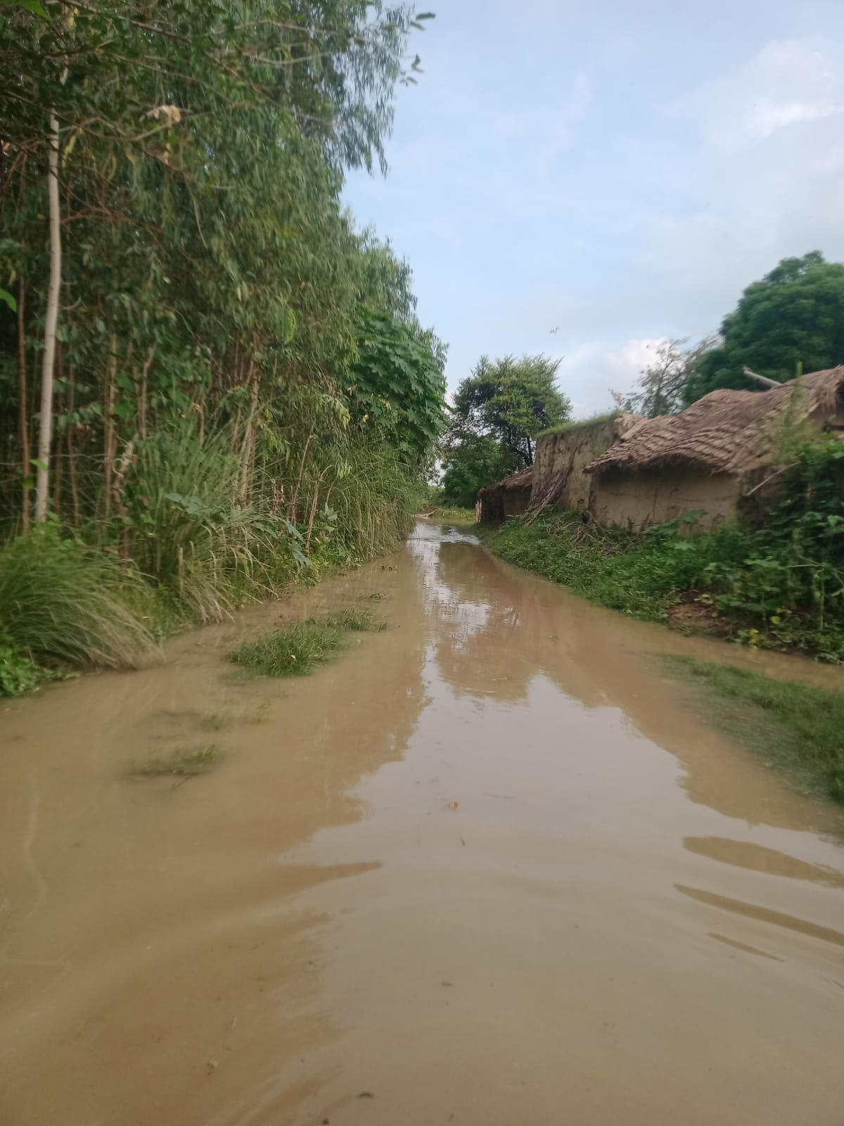 बाढ़ से घिरे सकतपुर गांव के ग्रामीण गंतव्य जाने के लिए नाव का ले रहे सहारा। संवाद बाढ़ से घिरे सकतपुर गांव के ग्रामीण गंतव्य जाने के लिए नाव का ले रहे सहारा। संवाद