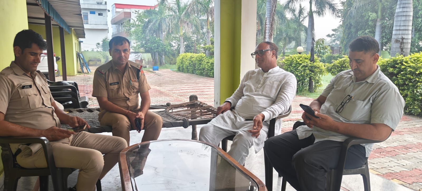 छात्र नेता रवि मसीत घर में नजरबंद। स्रोत : प्रवक्ता