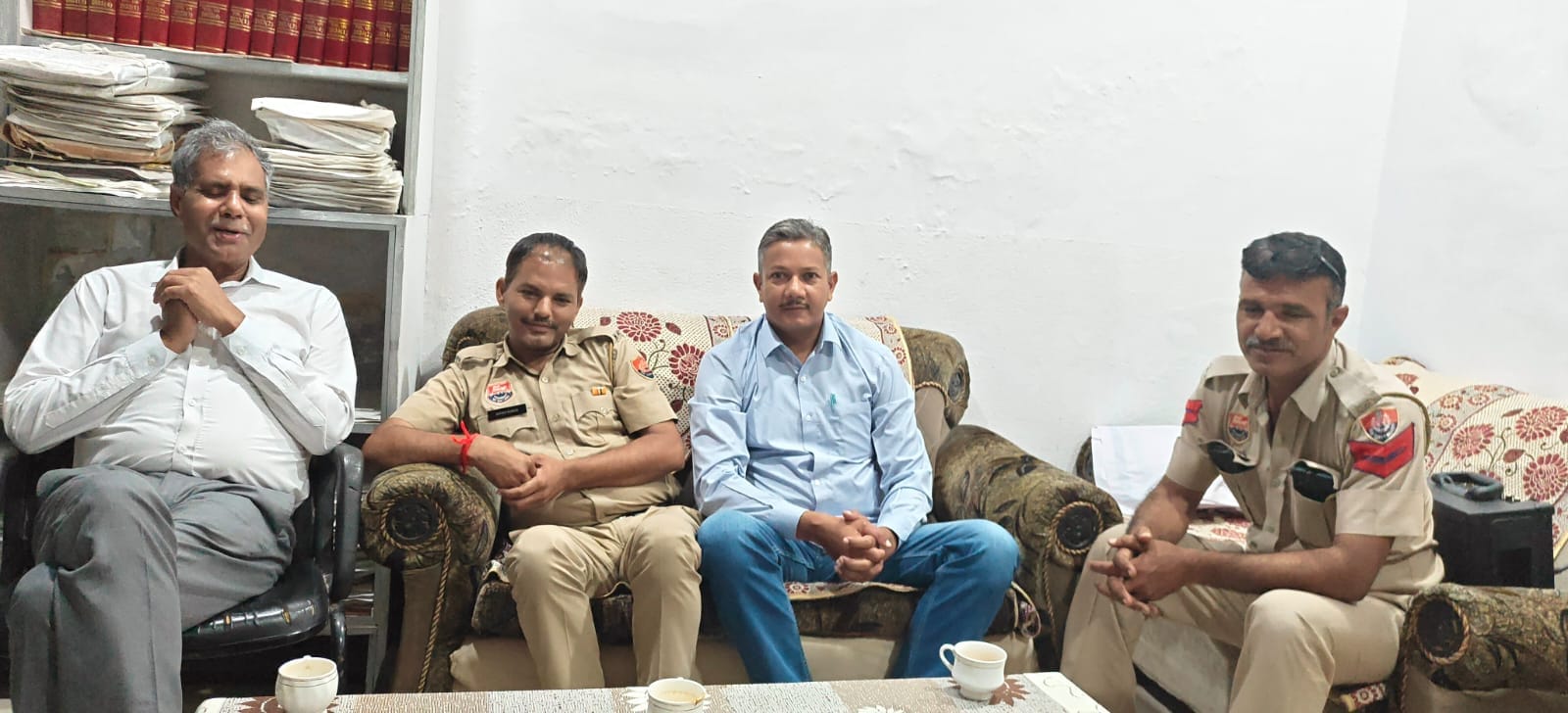 छात्र नेता रवि मसीत घर में नजरबंद। स्रोत : प्रवक्ता