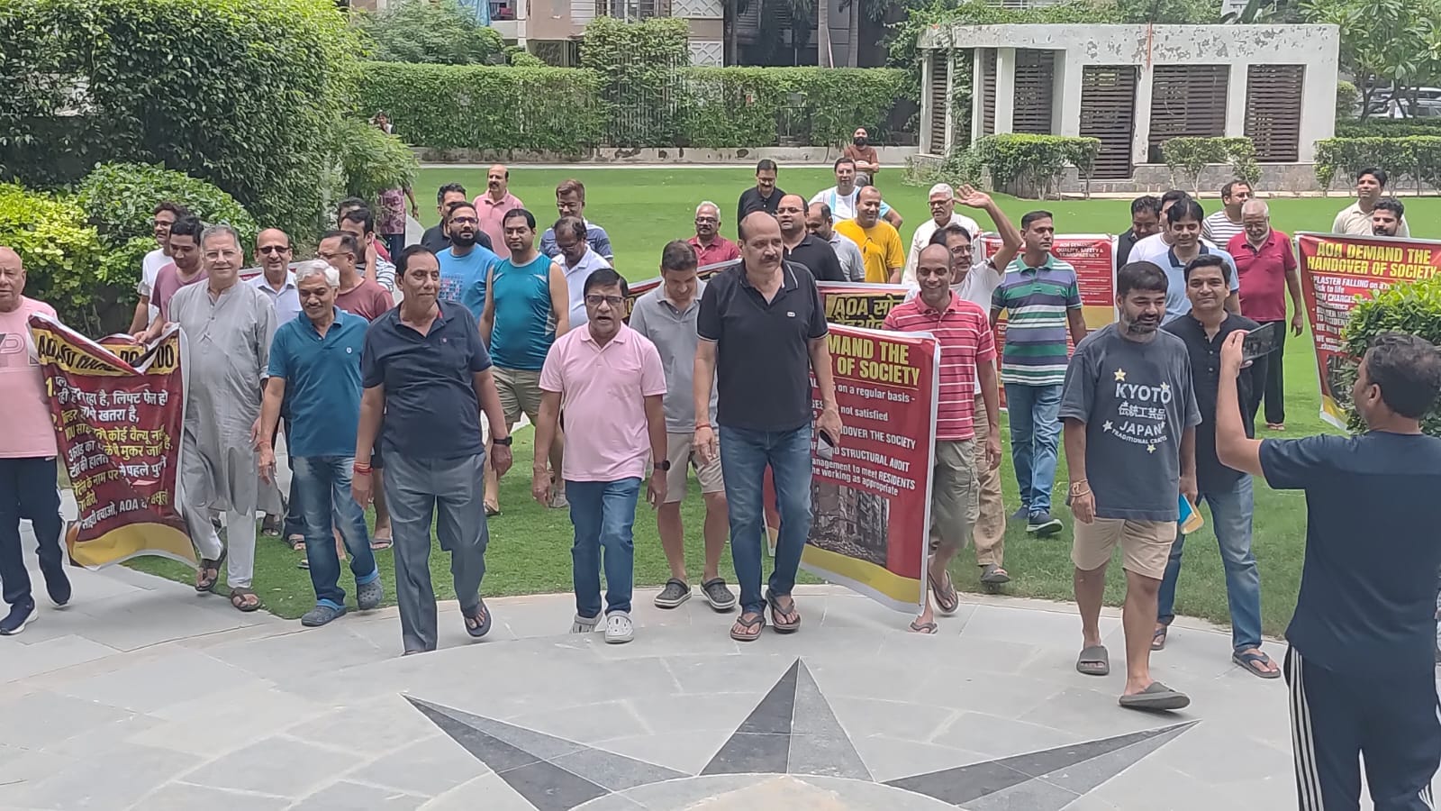 एक्सप्रेस जेनिथ निवासी अपनी मांगों को लेकर प्रदर्शन करते एक्सप्रेस जेनिथ निवासी अपनी मांगों को लेकर प्रदर्शन करते