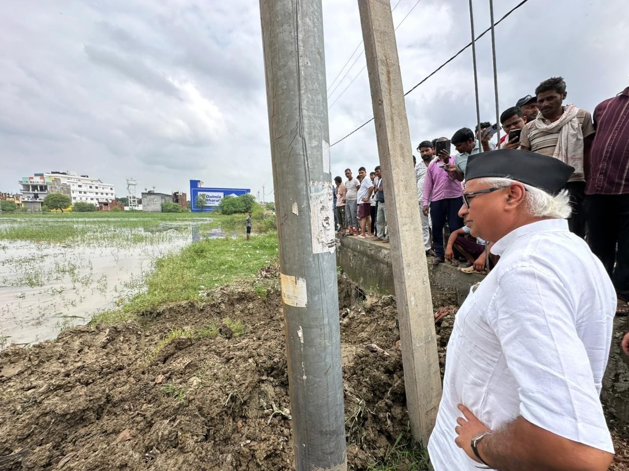 फैजुल्लागंज में जलभराव से परेशान लोग। प्रदर्शन करतीं सपा नेता और निरीक्षण करते विधायक डॉ. नीरज फैजुल्लागंज में जलभराव से परेशान लोग। प्रदर्शन करतीं सपा नेता और निरीक्षण करते विधायक डॉ. नीरज