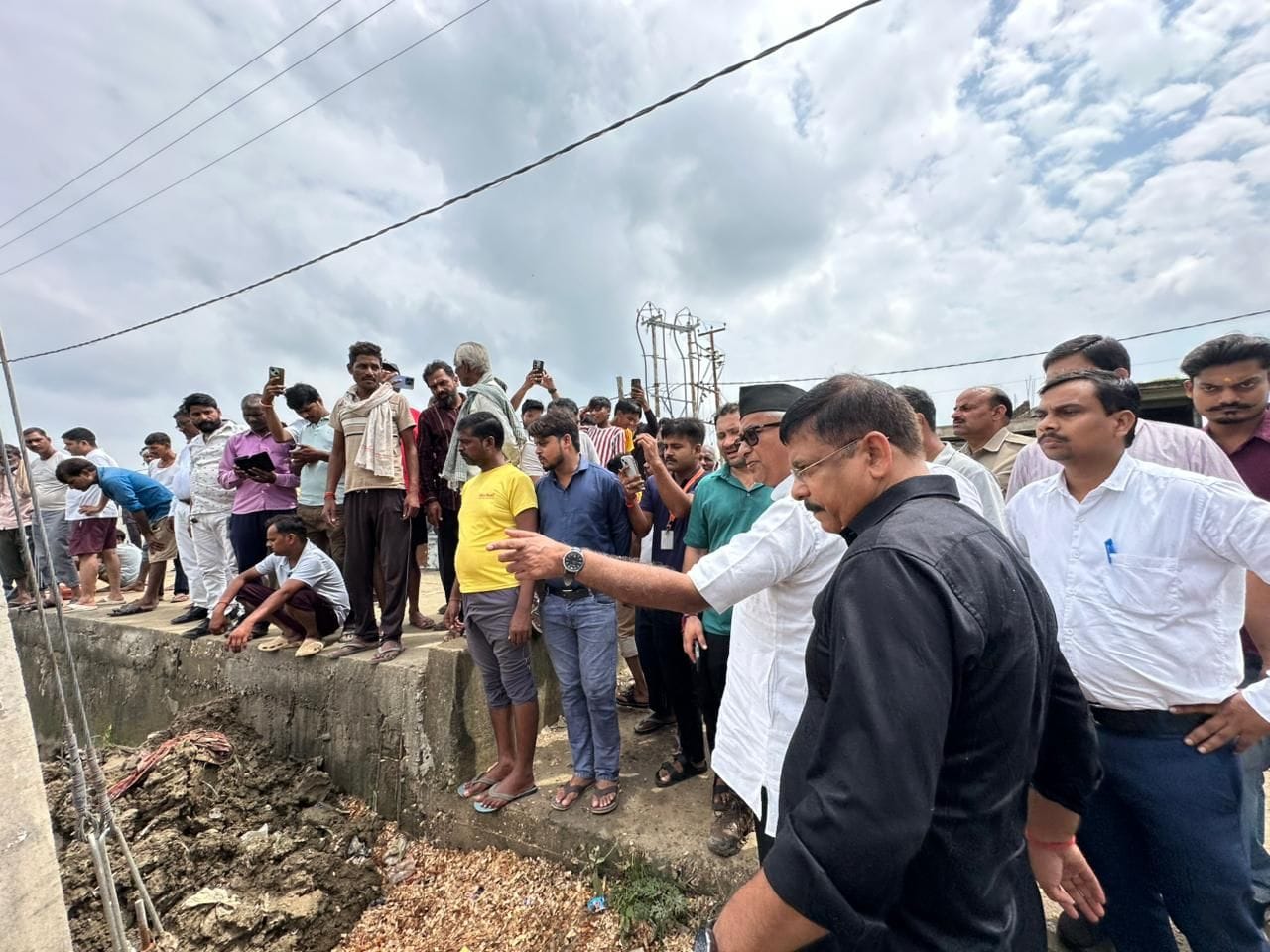 फैजुल्लागंज में जलभराव से परेशान लोग। प्रदर्शन करतीं सपा नेता और निरीक्षण करते विधायक डॉ. नीरज फैजुल्लागंज में जलभराव से परेशान लोग। प्रदर्शन करतीं सपा नेता और निरीक्षण करते विधायक डॉ. नीरज
