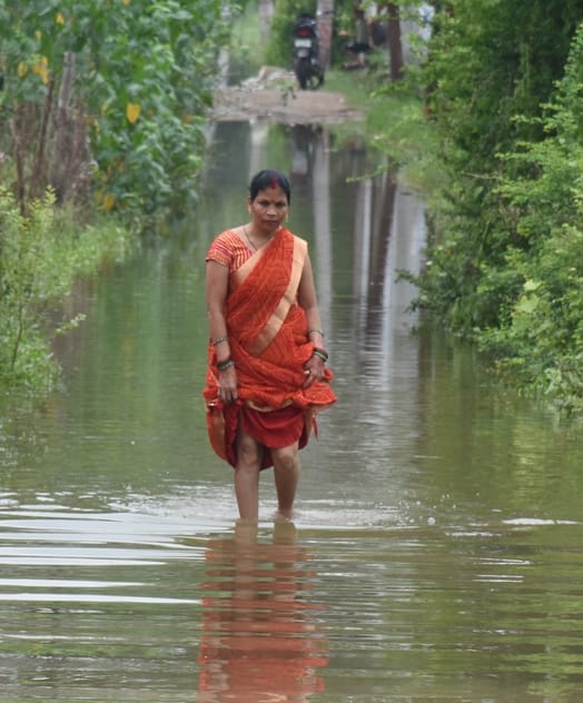 फैजुल्लागंज में जलभराव से परेशान लोग। प्रदर्शन करतीं सपा नेता और निरीक्षण करते विधायक डॉ. नीरज फैजुल्लागंज में जलभराव से परेशान लोग। प्रदर्शन करतीं सपा नेता और निरीक्षण करते विधायक डॉ. नीरज