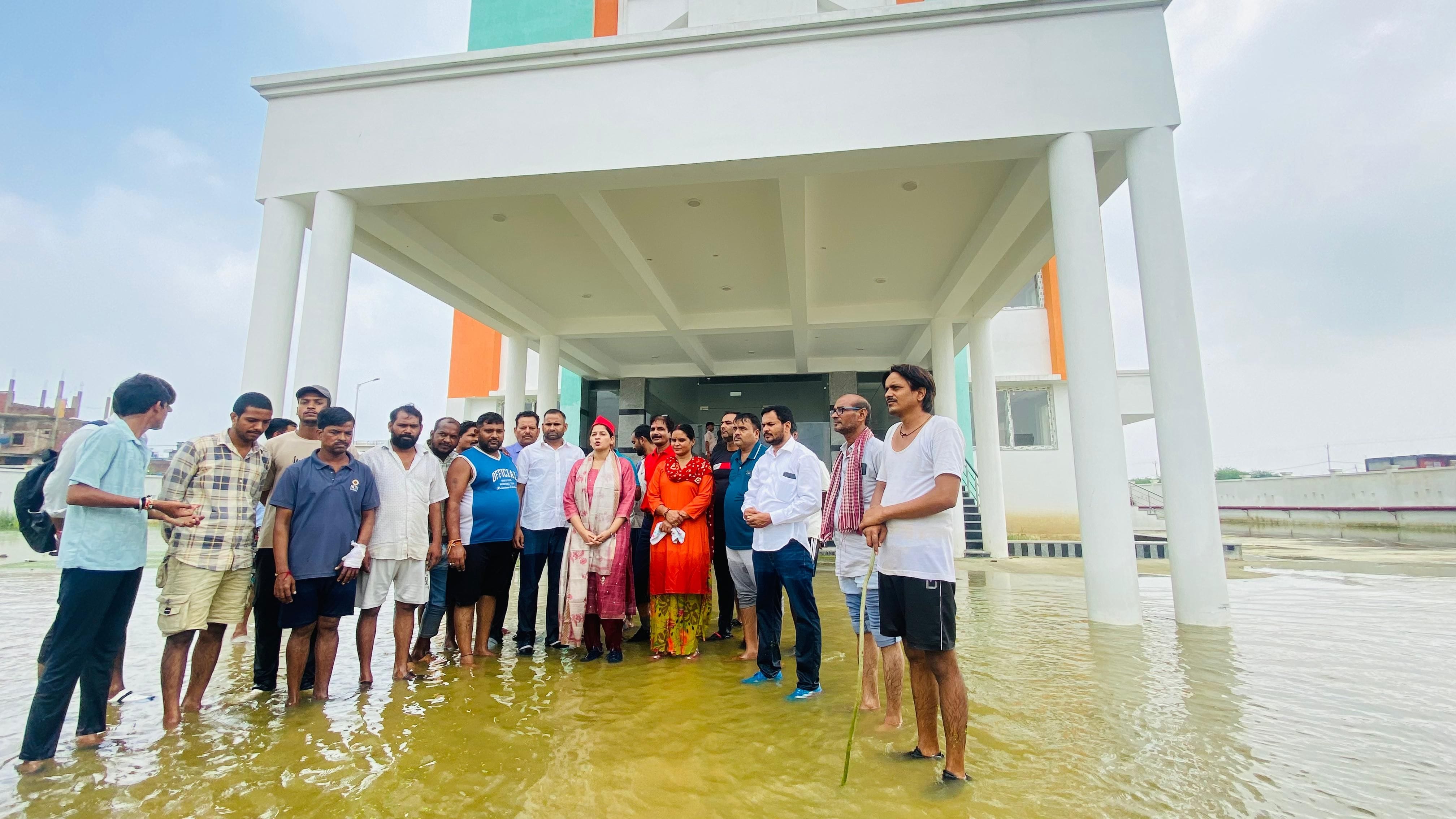 फैजुल्लागंज में जलभराव से परेशान लोग। प्रदर्शन करतीं सपा नेता और निरीक्षण करते विधायक डॉ. नीरज फैजुल्लागंज में जलभराव से परेशान लोग। प्रदर्शन करतीं सपा नेता और निरीक्षण करते विधायक डॉ. नीरज