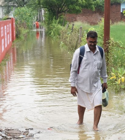 फैजुल्लागंज में जलभराव से परेशान लोग। प्रदर्शन करतीं सपा नेता और निरीक्षण करते विधायक डॉ. नीरज फैजुल्लागंज में जलभराव से परेशान लोग। प्रदर्शन करतीं सपा नेता और निरीक्षण करते विधायक डॉ. नीरज