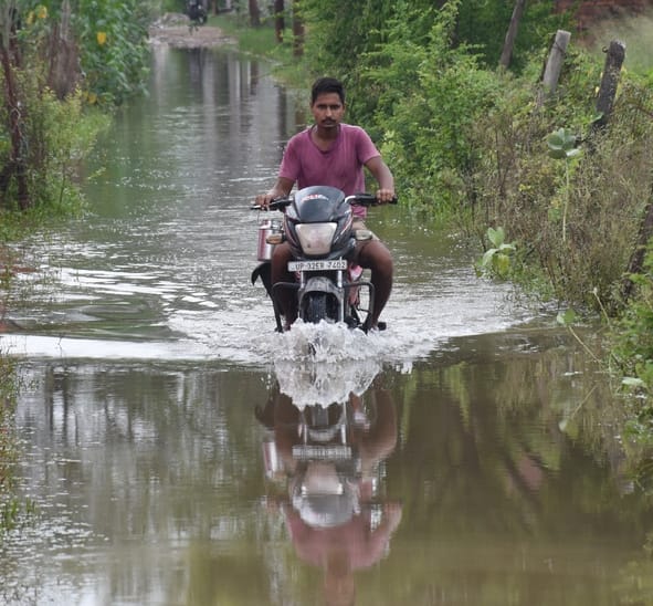 फैजुल्लागंज में जलभराव से परेशान लोग। प्रदर्शन करतीं सपा नेता और निरीक्षण करते विधायक डॉ. नीरज फैजुल्लागंज में जलभराव से परेशान लोग। प्रदर्शन करतीं सपा नेता और निरीक्षण करते विधायक डॉ. नीरज