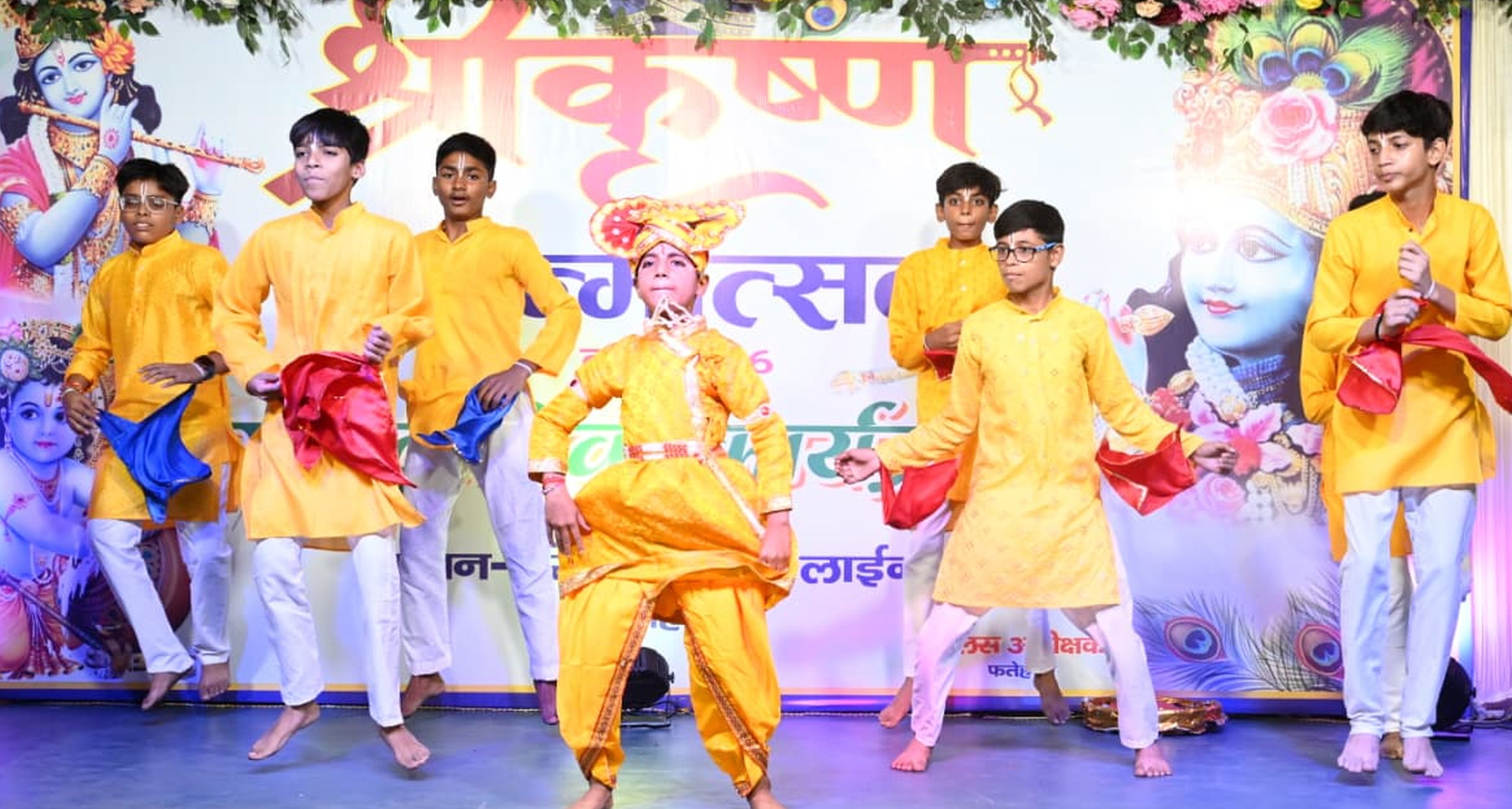 फोटो-03- पुलिस लाइन में श्रीकृष्ण जन्माष्टमी पर बाल गोपाल की आरती करते एसपी। स्रोत फोटो-03- पुलिस लाइन में श्रीकृष्ण जन्माष्टमी पर बाल गोपाल की आरती करते एसपी। स्रोत