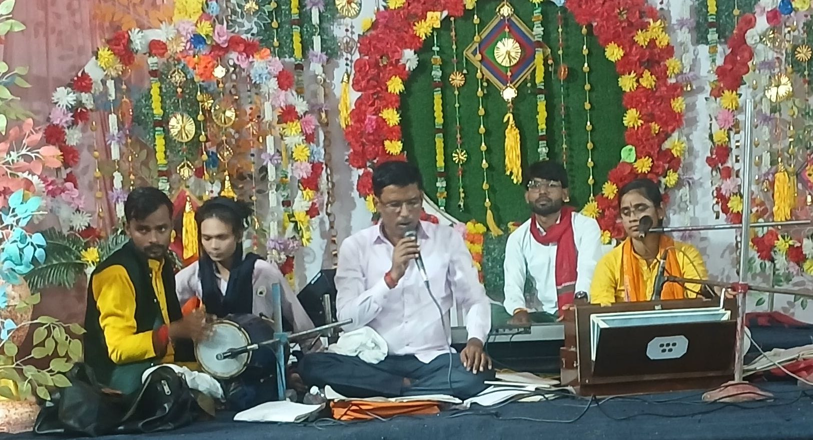 फोटो-03- पुलिस लाइन में श्रीकृष्ण जन्माष्टमी पर बाल गोपाल की आरती करते एसपी। स्रोत फोटो-03- पुलिस लाइन में श्रीकृष्ण जन्माष्टमी पर बाल गोपाल की आरती करते एसपी। स्रोत