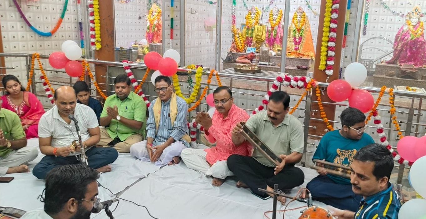 फोटो-03- पुलिस लाइन में श्रीकृष्ण जन्माष्टमी पर बाल गोपाल की आरती करते एसपी। स्रोत फोटो-03- पुलिस लाइन में श्रीकृष्ण जन्माष्टमी पर बाल गोपाल की आरती करते एसपी। स्रोत