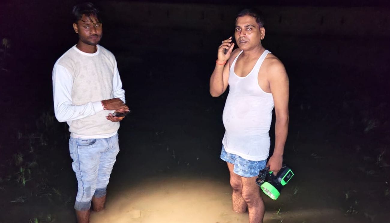 फोटो 06 एमएएचपी 23 परिचय-मृतकों के परिजनों से जानकारी लेते एसडीएम अवनीश तिवारी व सीओ दीपक दुबे।