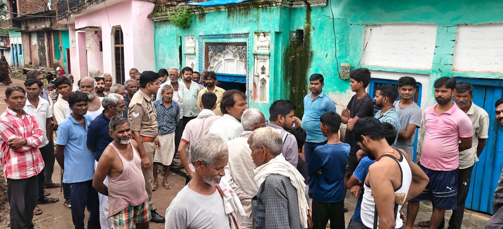 फोटो - 07 बुजुर्ग दंपती रघुवीर व सिमकुरा से घटना की जानकारी लेते सीओ परमेश्वर प्रसाद। संवाद