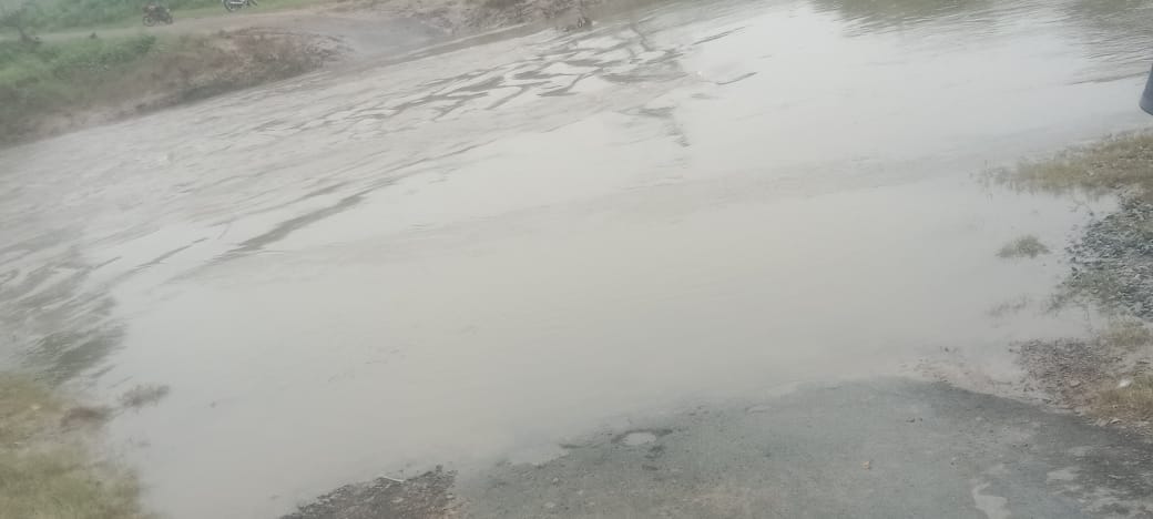 फोटो- 12हथना खुर्द के रपटा पर चौथी बार चढ़ा पानी। संवाद