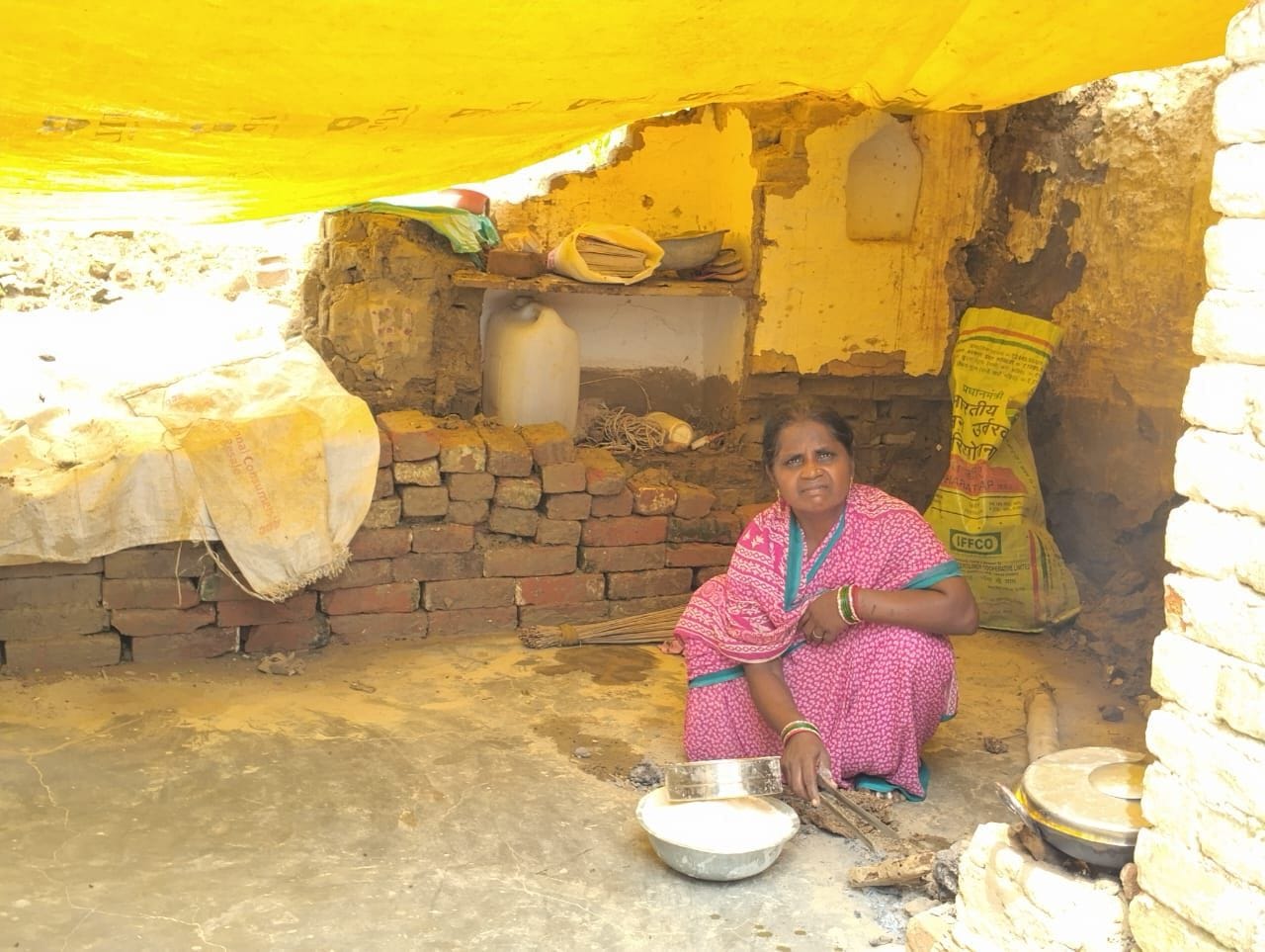 फोटो-13- दूसरे के मकान की छत पर रखा फूलमती की गृहस्थी का सामान। संवाद