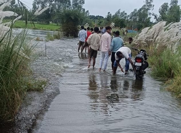 फोटो-13- दूसरे के मकान की छत पर रखा फूलमती की गृहस्थी का सामान। संवाद