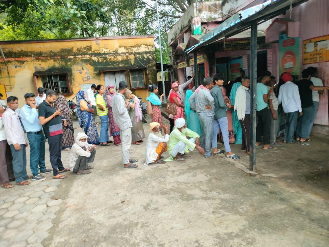 फोटो-21-फीवर हेल्प डेस्क पर बच्चे की जांच करतीं कर्मचारी। संवाद