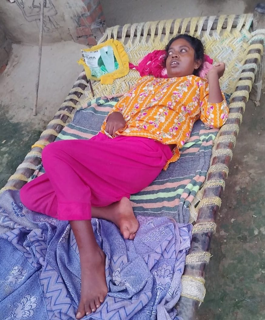फोटो 33- बाढ़ प्रभावित गांव नगला जैली में बाढ़ के पानी से गुज़रते हुये ग्रामीण। संवाद फोटो 33- बाढ़ प्रभावित गांव नगला जैली में बाढ़ के पानी से गुज़रते हुये ग्रामीण। संवाद