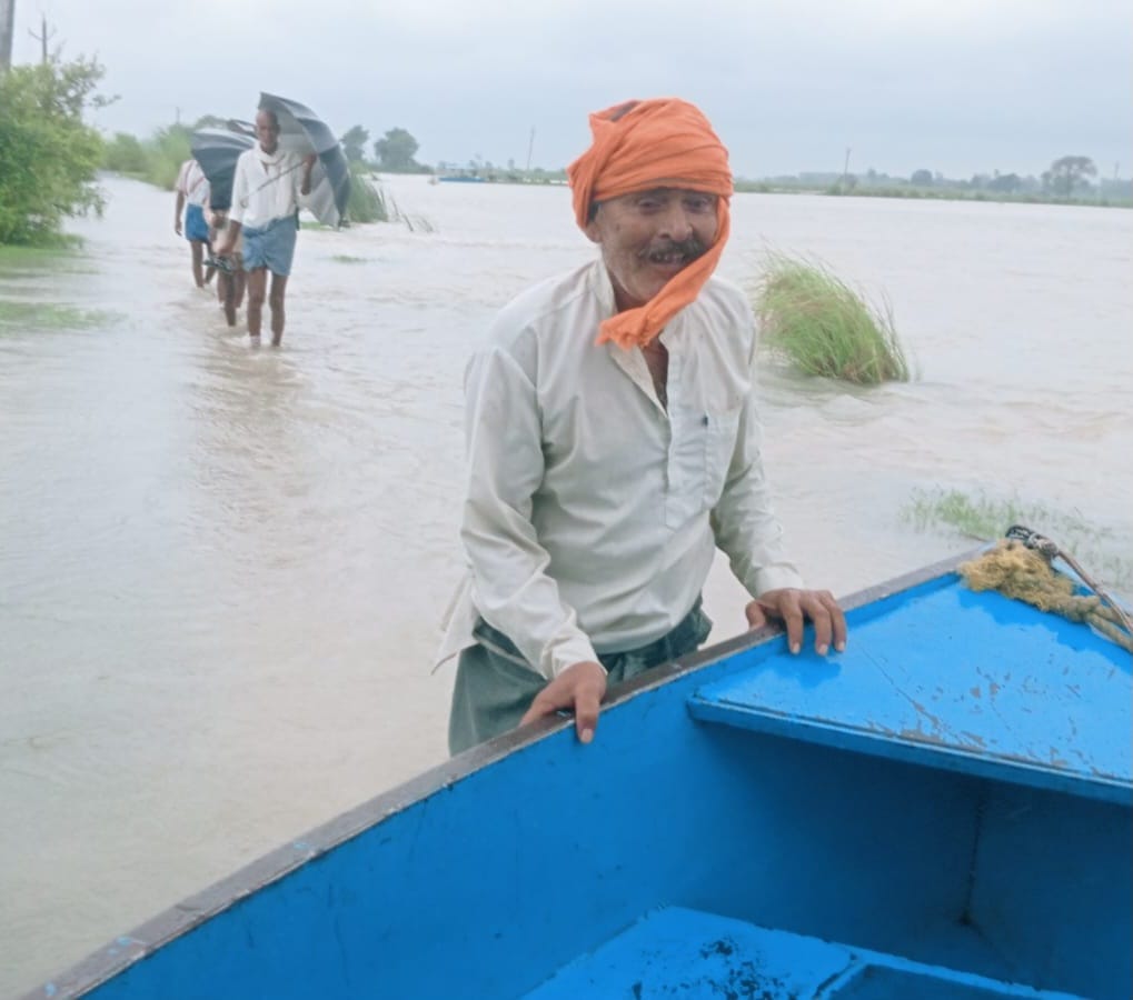 फोटो 34- बाढ़ प्रभावित गांव मूंझखेड़ा में गलियों में पहुंचा बाढ़ का पानी। स्रोत संवाद फोटो 34- बाढ़ प्रभावित गांव मूंझखेड़ा में गलियों में पहुंचा बाढ़ का पानी। स्रोत संवाद