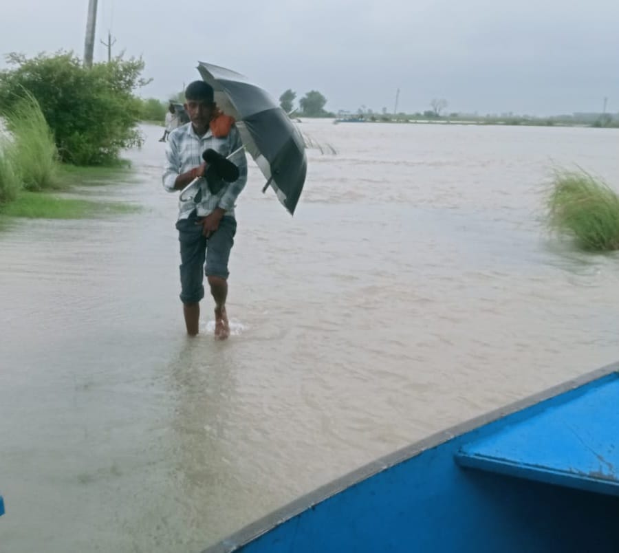 फोटो 34- बाढ़ प्रभावित गांव मूंझखेड़ा में गलियों में पहुंचा बाढ़ का पानी। स्रोत संवाद फोटो 34- बाढ़ प्रभावित गांव मूंझखेड़ा में गलियों में पहुंचा बाढ़ का पानी। स्रोत संवाद
