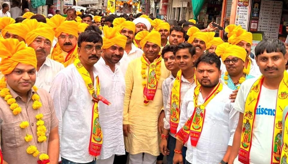 फोटो - 34 पुलिस लाइन में पूजा अर्चना करते एसपी व एएसपी। संवाद