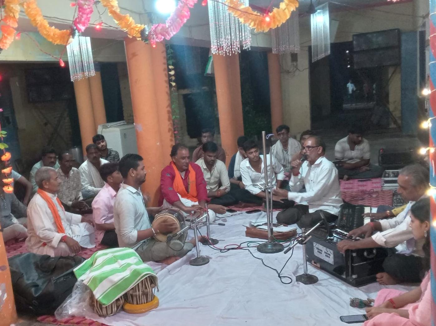 फोटो - 34 पुलिस लाइन में पूजा अर्चना करते एसपी व एएसपी। संवाद
