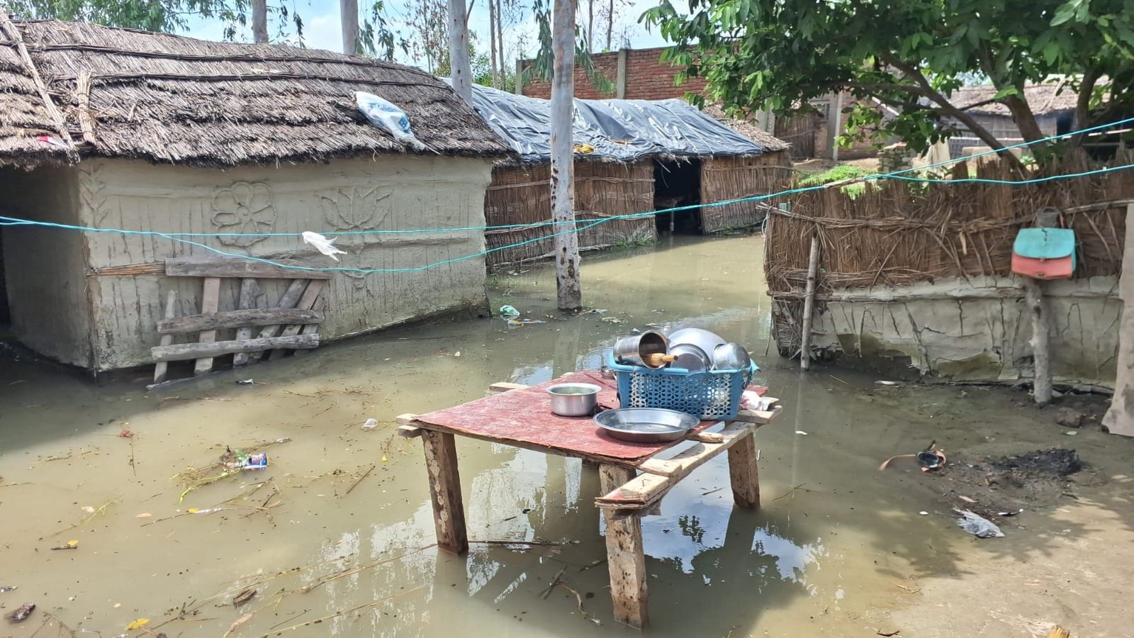गोंडा में बाढ़ के हालात बयां करती तस्वीरें। संवाद गोंडा में बाढ़ के हालात बयां करती तस्वीरें। संवाद