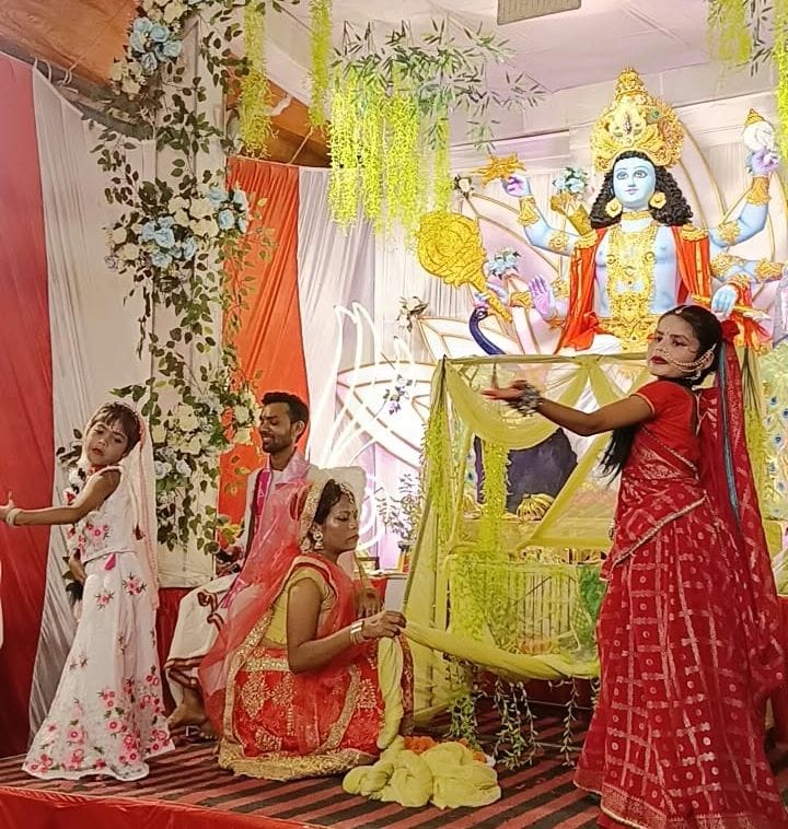 गोंडाधीश दरबार में सांस्कृतिक कार्यक्रम प्रस्तुत करते बच्चे व मौजूद श्रद्धालु। स्रोत: आयोजक गोंडाधीश दरबार में सांस्कृतिक कार्यक्रम प्रस्तुत करते बच्चे व मौजूद श्रद्धालु। स्रोत: आयोजक