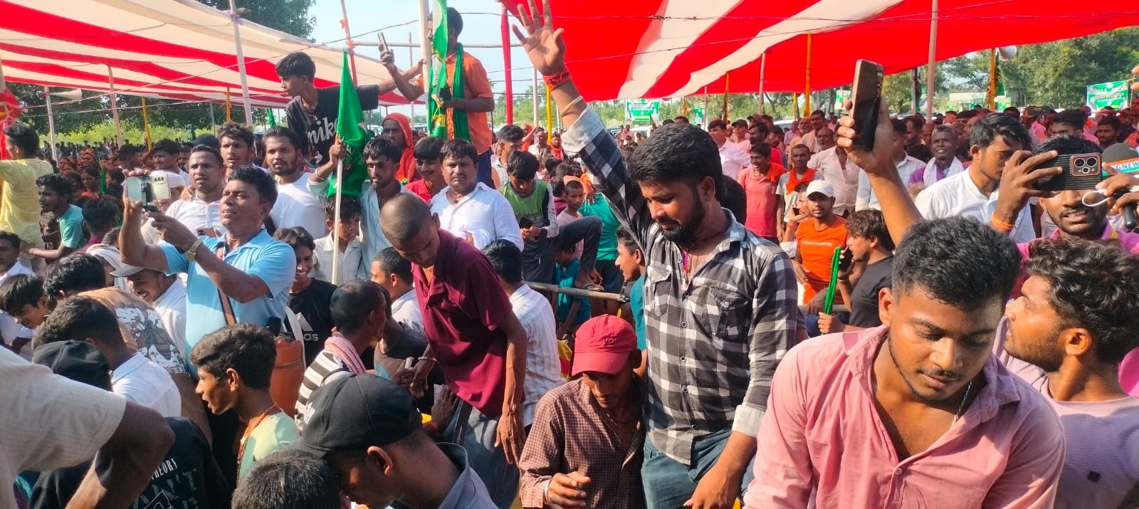 गया जिले के टिकारी विधानसभा क्षेत्र से सभा को संबोधित करते प्रतिपक्ष नेता तेजस्वी यादव व समर्थक गया जिले के टिकारी विधानसभा क्षेत्र से सभा को संबोधित करते प्रतिपक्ष नेता तेजस्वी यादव व समर्थक