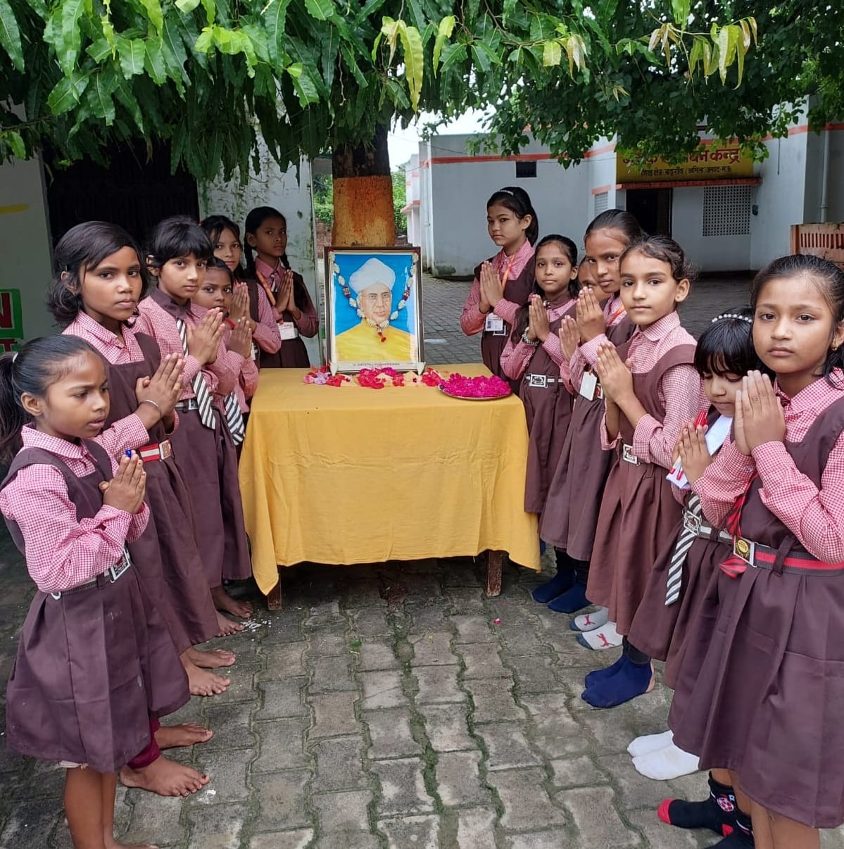 घोसी के पूर्व माध्यमिक विद्यालय धरौली में शिक्षक दिवस उत्साहित बच्चे और शिक्षक। स्रोत- स्वयं घोसी के पूर्व माध्यमिक विद्यालय धरौली में शिक्षक दिवस उत्साहित बच्चे और शिक्षक। स्रोत- स्वयं