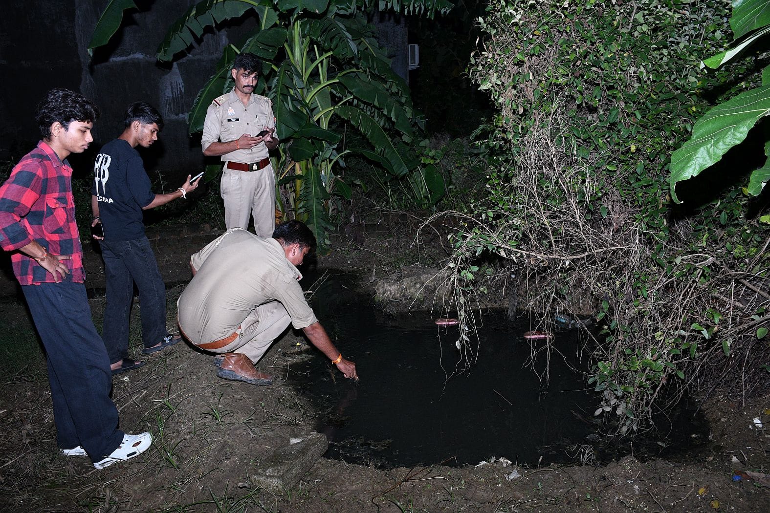 हृदय बिहार कॉलोनी में मासूम हर्षित की मौत के बाद जांच करती पुलिस। 