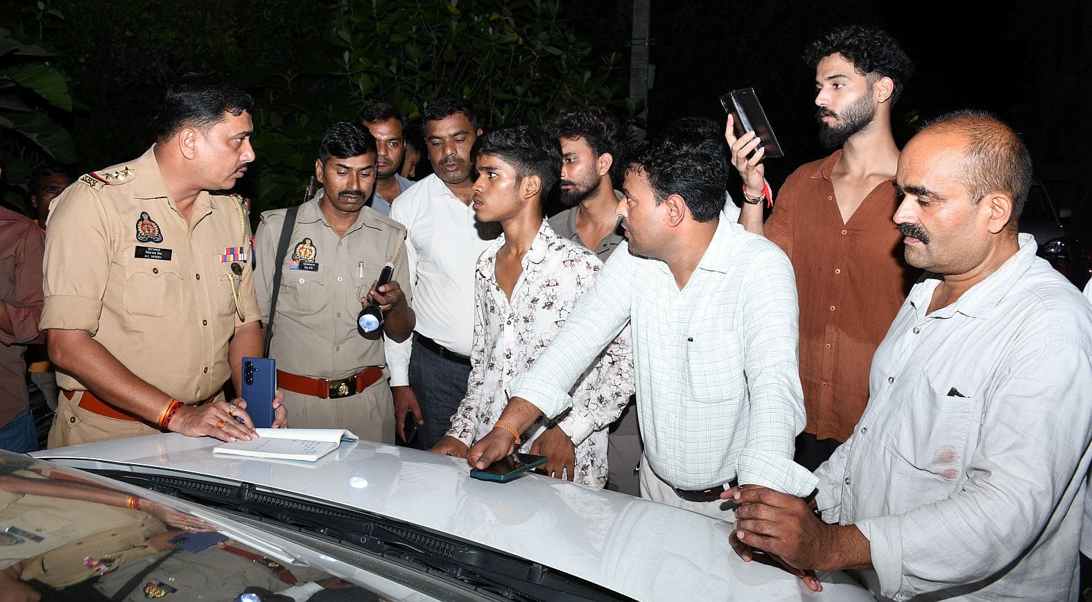 हृदय बिहार कॉलोनी में मासूम हर्षित की मौत के बाद जांच करती पुलिस। 