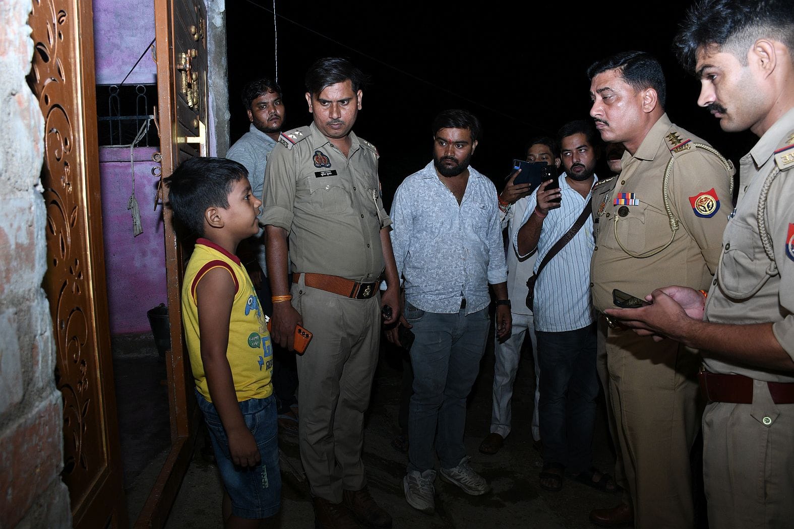 हृदय बिहार कॉलोनी में मासूम हर्षित की मौत के बाद जांच करती पुलिस। 
