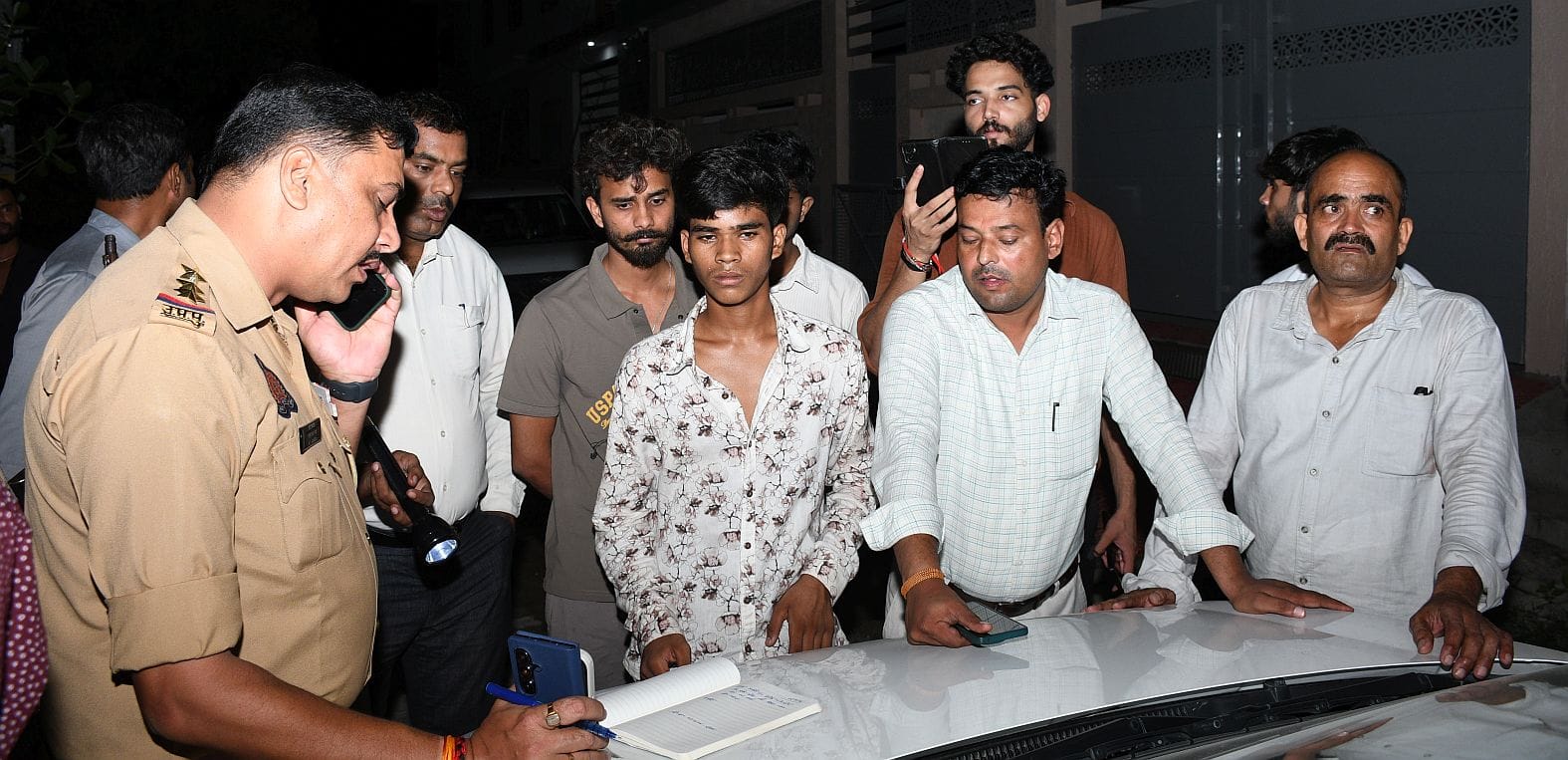 हृदय बिहार कॉलोनी में मासूम हर्षित की मौत के बाद जांच करती पुलिस। 