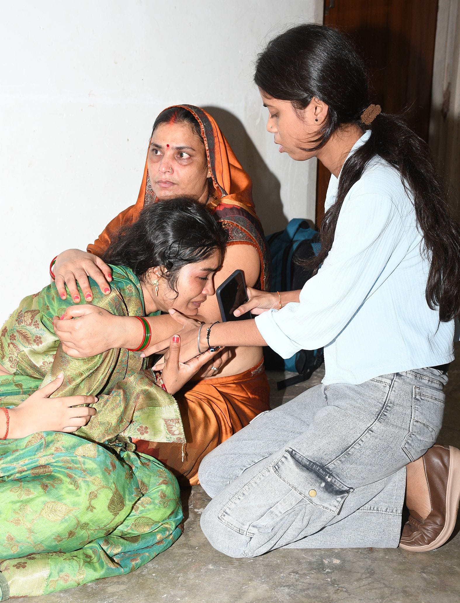 हृदय बिहार कॉलोनी में मासूम हर्षित की मौत के बाद जांच करती पुलिस। 